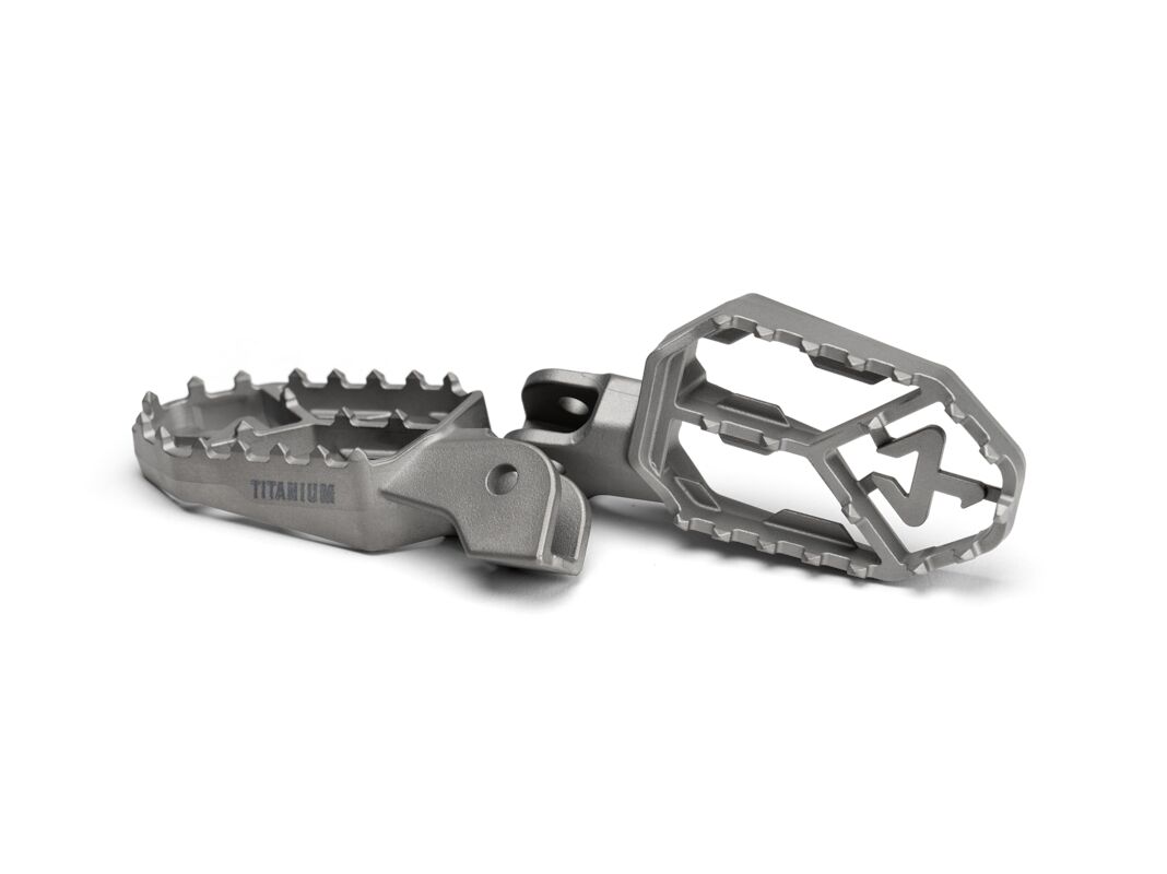 AKRAPOVIC FOOTPEGS TITANIUM CFMOTO 450MT F-CF4T1